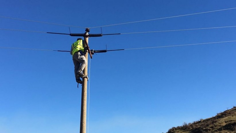 Po rregullonte linjën e internetit, 34-vjeçari bie nga shtylla, rëndë në spital