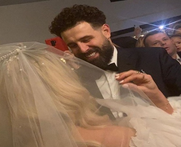 Ditëlindja e parë si baba, dalin fotot e MC Kreshës me bashkëshorten dhe vajzën