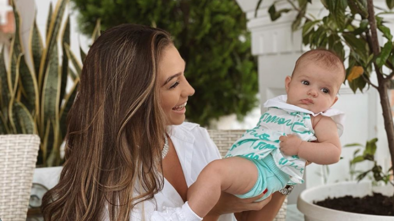 Jonida Vokshi publikon foton e parë të vajzës: E bukur si baba vet