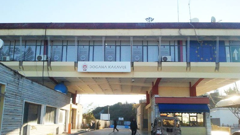 Taksisti me Covid tentoi të kalonte kufirin me dy persona, gjobitet me 700 mijë lekë