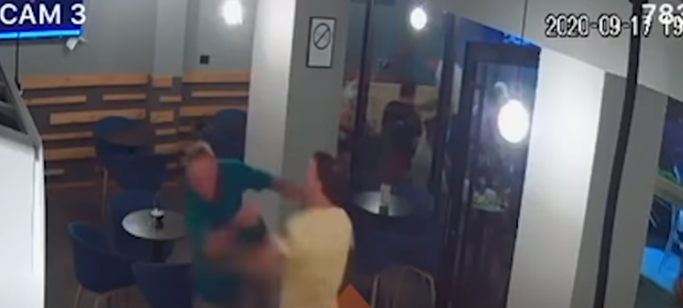 I riu masakron me thikë të moshuarin në lokal, çfarë kapën kamerat (VIDEO)