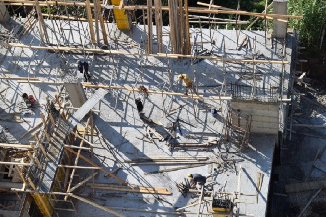 Bie nga lartësia në kantierin e ndërtimit, tjetër punëtor gjen vdekjen në kryeqytet