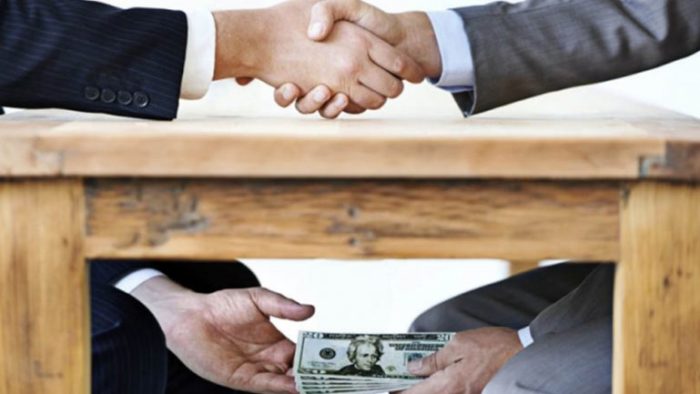 Merrnin para në këmbim të notës, burg për pedagogun dhe sekserin