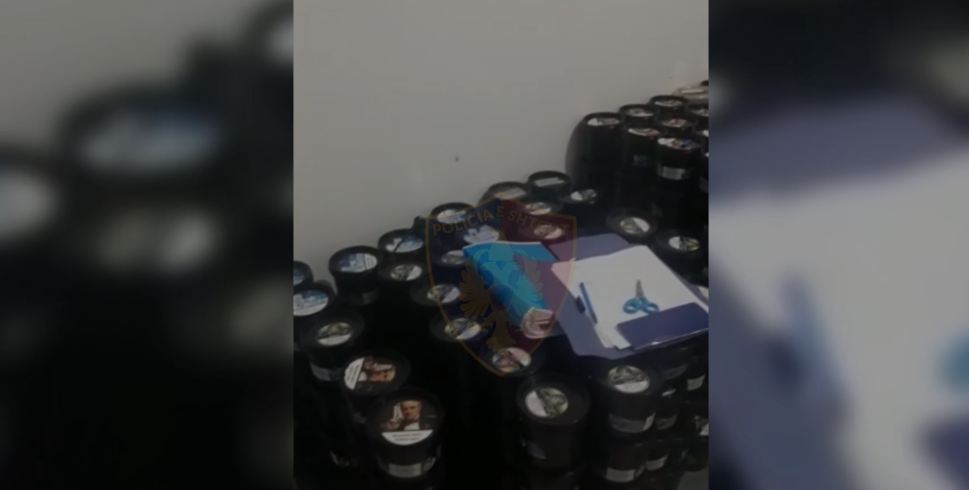 Mallra kontrabandë/ Policia sekuestron bidona dhe fuçi me esencë për nargjile, dy të arrestuar