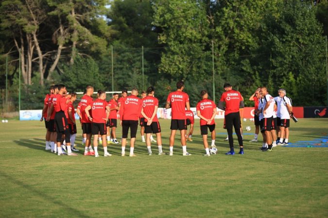 Liga e Kombeve/ Shqipëria e nis nga transferta bjelloruse, kuqezinjtë me disa mungesa