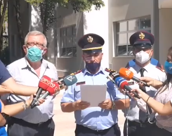 Policia e Shtetit apel prindërve: Shmangni grumbullimet jashtë shkollave, do shtohen patrullat