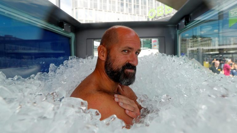 Dy orë e gjysmë në akull, austriaku vendos rekord të ri botëror