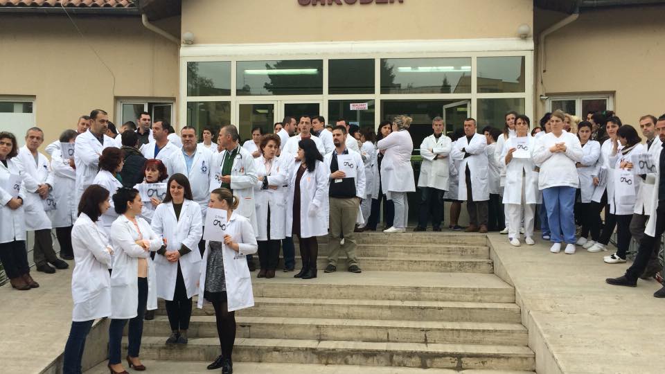 Dje paralajmëruan protestë por s’i lejoi policia, mjekët sot në Kryeministri