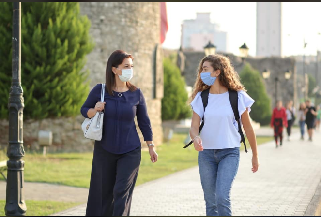 Ministrja e Arsimit përcjell vajzën e madhe për në shkollë: E kisha të pamundur të mos bëja një copëz rrugë me të