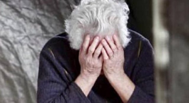 U nda nga e fejuara, shqiptari tenton t’i përdhunojë nënën