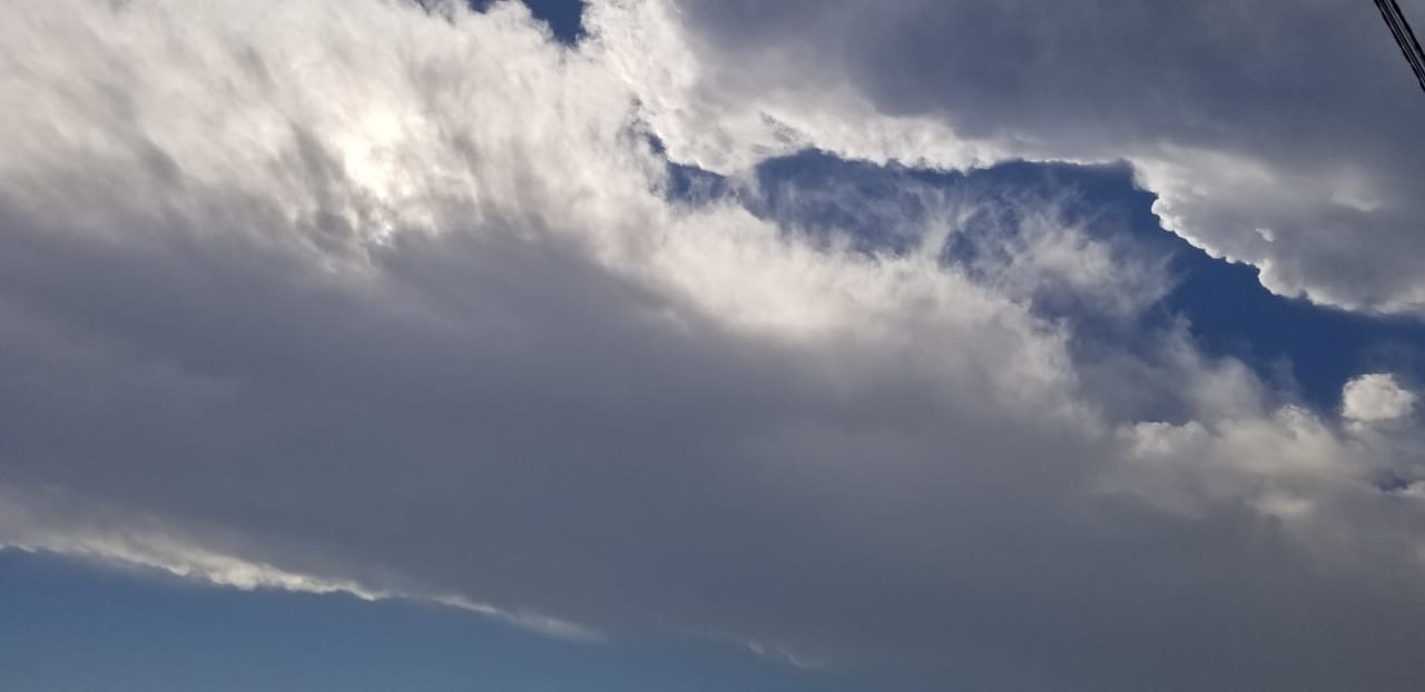 Ulje temperaturash dhe rrebeshe shiu, si do të jetë moti sot