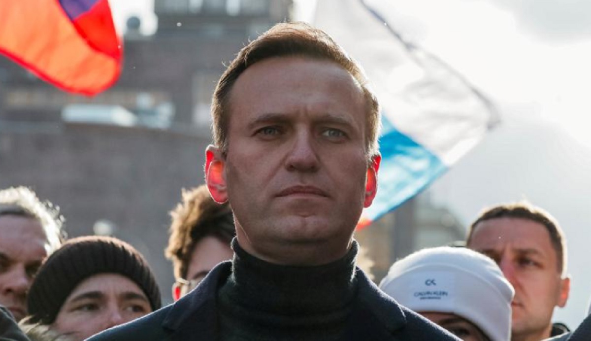 Navalny u helmua me një shishe uji në dhomën e hotelit