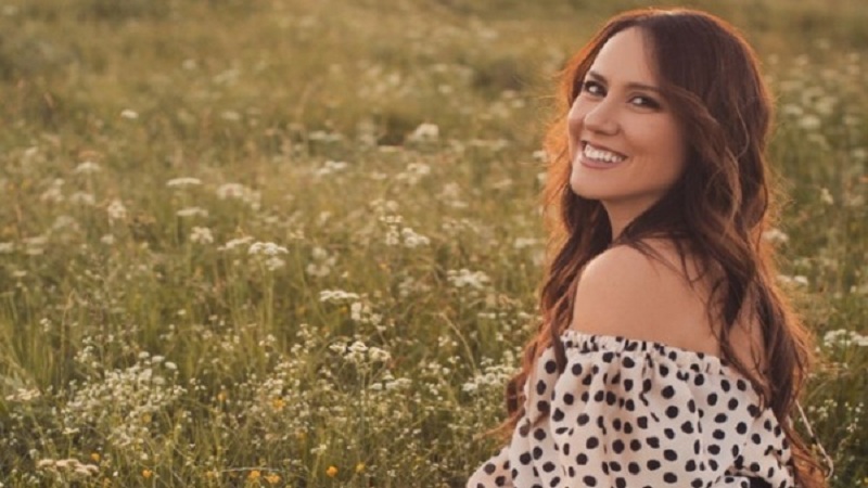 Arbana Osmani publikon foton me Eduart Grishajn dhe tregon barkun e rrumbullakosur