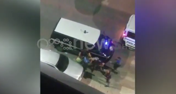 Policia rreh me grushta dhe shpulla 3 të rinjtë e ndaluar (VIDEO)