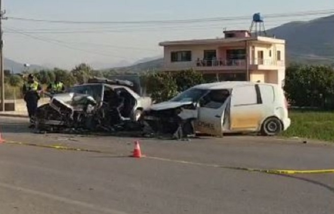 EMRAT/ Mjetet përplasen kokë më kokë dhe bëhen copë! 3 të plagosur rëndë