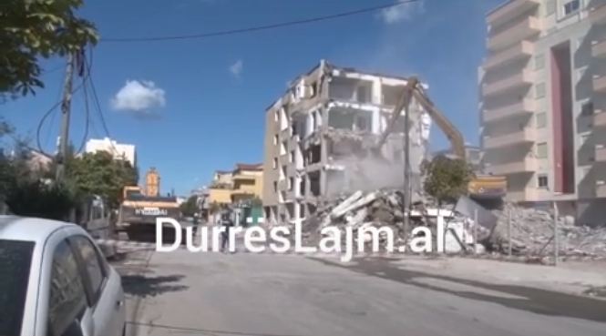 Shembet një tjetër pallat te lagjja nr.18 në Durrës (VIDEO)