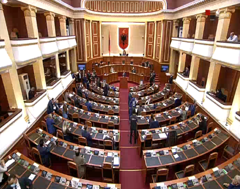 Deputeti bllokon foltoren, Ruçi e përjashton nga Kuvendi