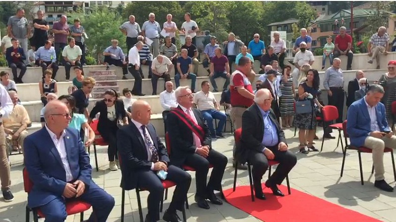 Pëllumb Pipero merr titullin “Qytetar Nderi” në Skrapar, pritet me lule e përqafime