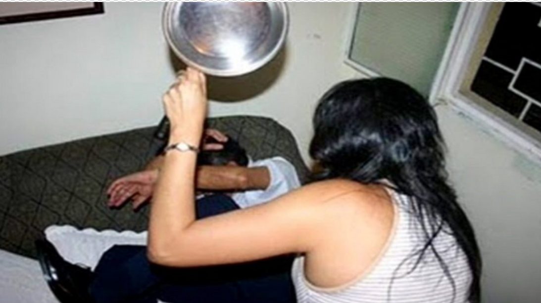 Gruaja godet burrin me enë kuzhine, e bën për spital