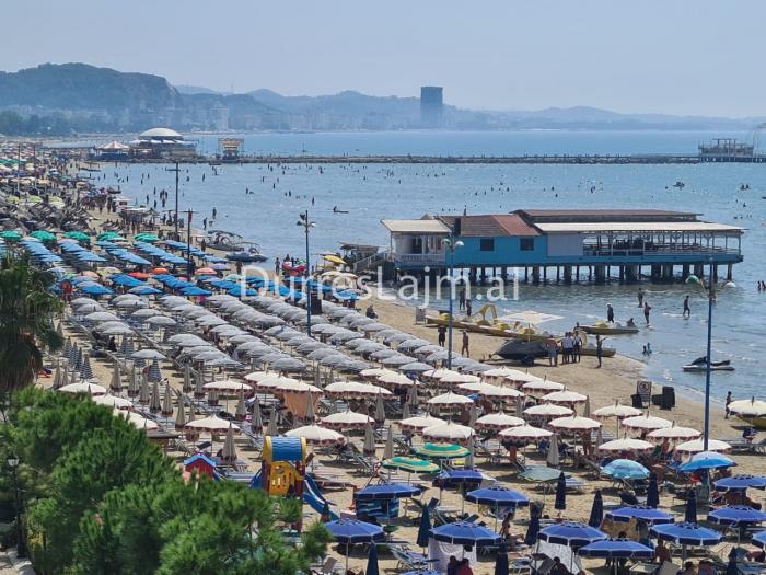 FOTOLAJM/ 10 ditëshi i parë i shtatorit, plazhi i Durrësit i populluar si asnjëherë më parë