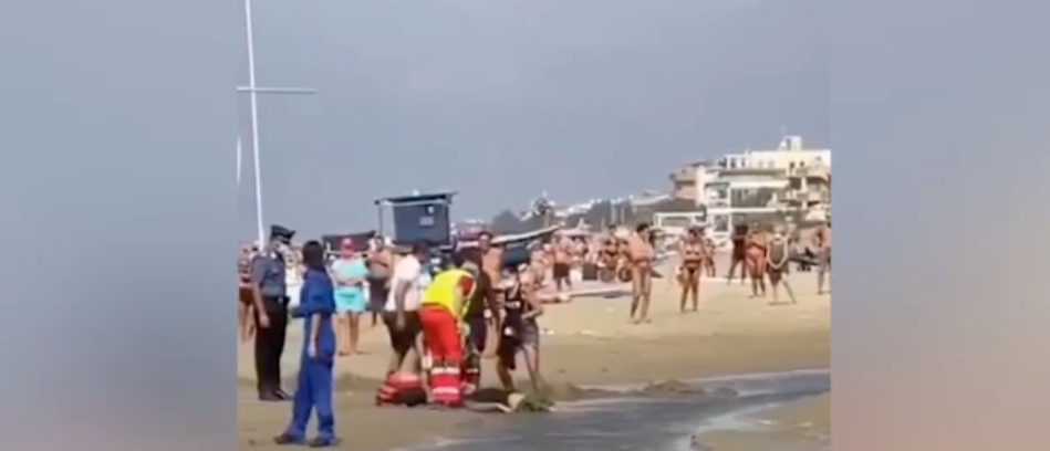 Të shtëna me armë në mes të plazhit, plagoset shqiptari (VIDEO)