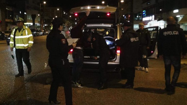 Sherr me policët, 3 të arrestuar dhe 1 në kërkim