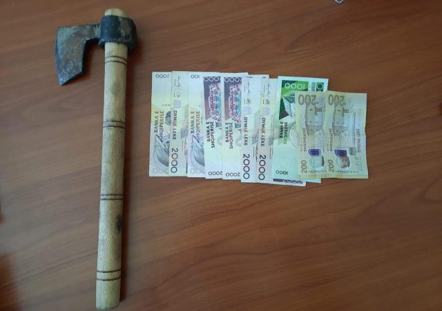 Kërcënoi me sopatë të moshuarit dhe u vodhi paratë, arrestohet 47-vjeçari