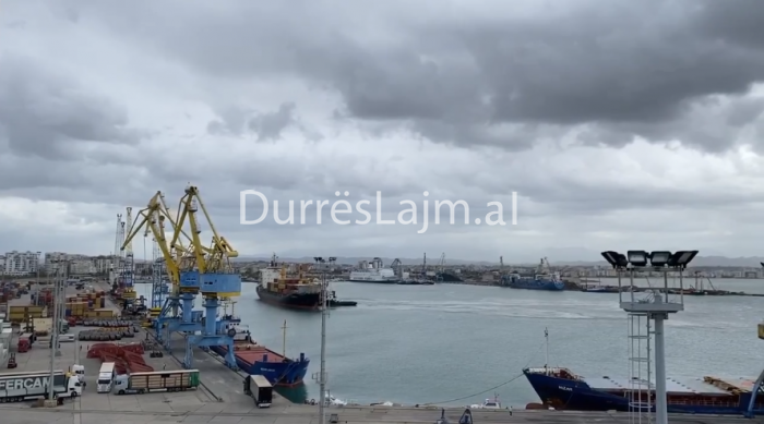 Moti i keq/ Vonesa në nisjen e trageteve në Durrës, përpunimi i anijeve vijon normalisht (VIDEO)