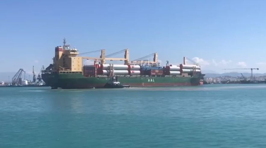 Anija tregtare &#8220;AAL Singapor&#8221; në Portin e Durrësit me 3,741 tonë makineri për energjinë
