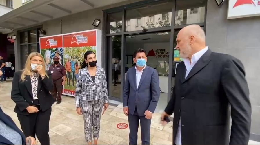 Rama në zyrat e ISSH në Durrës: Shmangëm radhët e gjata, u eliminuan çerek milioni vajtje-ardhje (VIDEO)