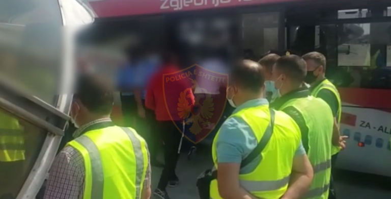Të shoqëruar me eskortë të policisë, riatdhesohen 25 shqiptarë që kishin kërkuar azil në vendet e BE-së