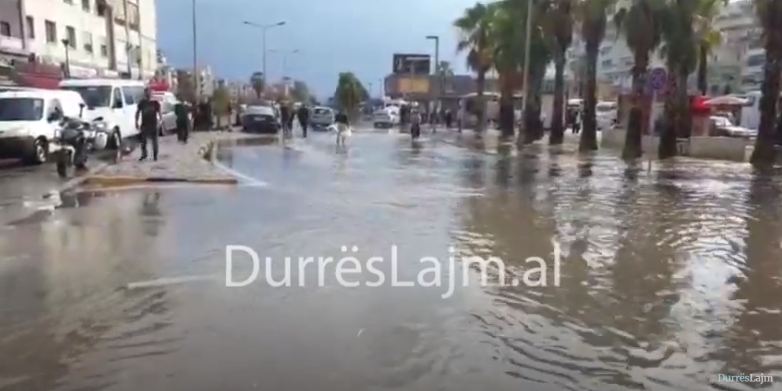 Si u përmbytën edhe këtë radhë rrugët e Durrësit (VIDEO)