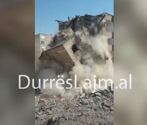 U dëmtua nga tërmeti, shembet një tjetër pallat në lagjen nr.17 në Durrës (VIDEO)