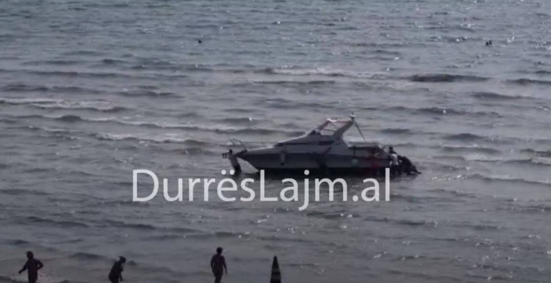 Skafi ngec në bregdetin e  Durrësit, 10 të rinj e shtyjnë dhe…  (VIDEO)