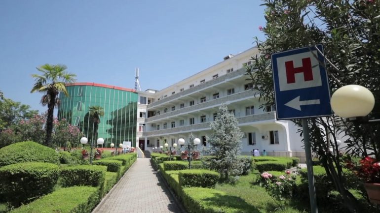 Zbardhet biseda e 65-vjeçarit që u hodh nga spitali me fqinjin: Po ta dija se çfarë bëhet këtu…