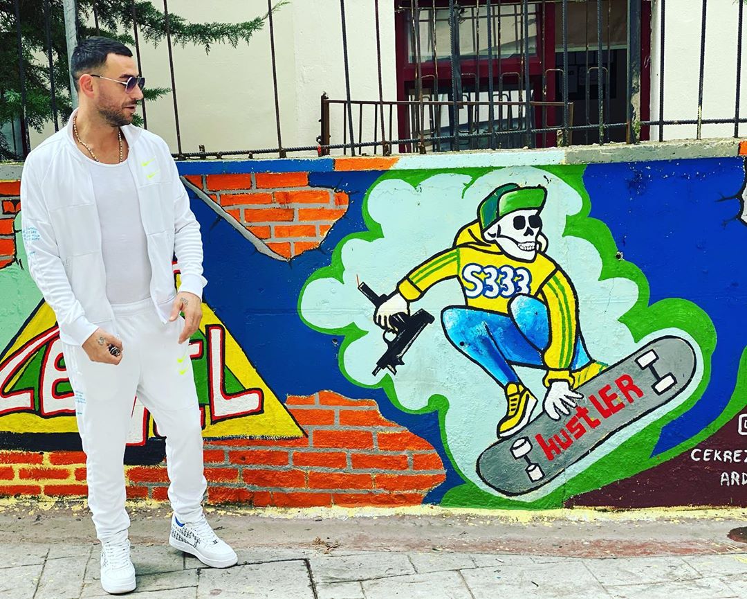 Rezultoi pozitiv me Covid-19, por Stresi feston mes miqve si të mos kishte ndodhur asgjë