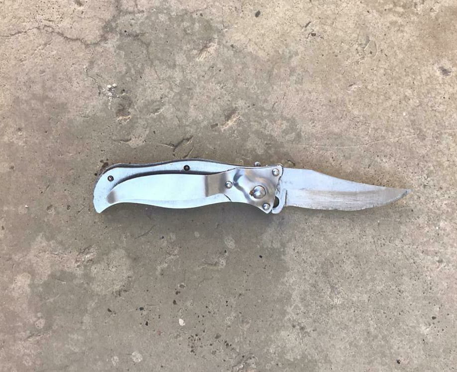 Sherr me thika mes adoleshentëve, njëri i plagosur, tjetri në pranga