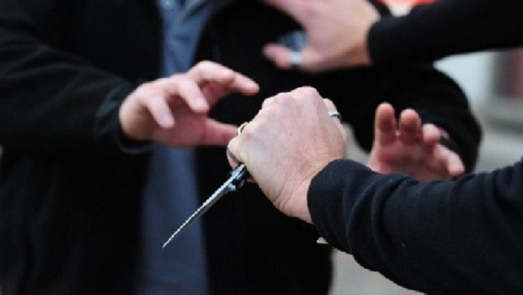 Konflikt masiv mes të rinjve në Kamëz, plagosen me thikë tre 17-vjeçarë