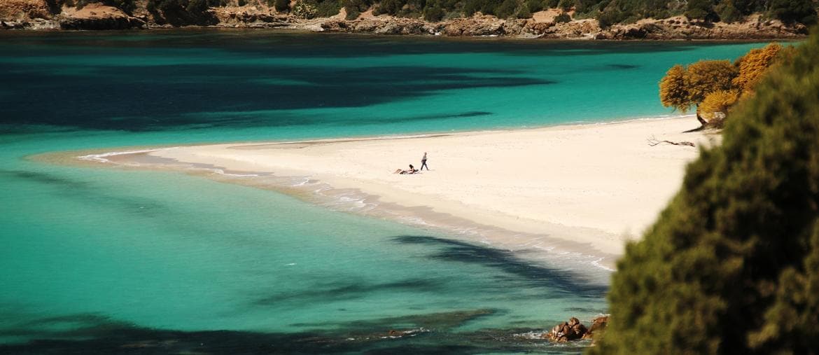 Vjedh rërë në Sardenja, gjobitet turisti