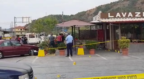 Ekzekutohet duke pirë kafenë e mëngjesit vëllai i Talo Çelës! Autorët e maskuar djegin makinën pas krimit