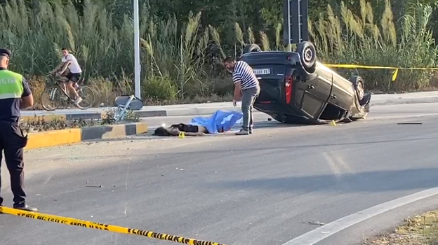 Aksident tragjik, makina përmbyset në rrugë, një i vdekur dhe një i plagosur (FOTO)
