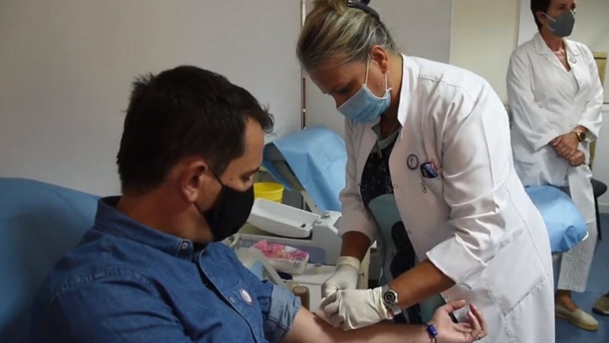 Pasi kaloi COVID-19, kryebashkiaku Erion Veliaj dhuron plazmën e gjakut (VIDEO)