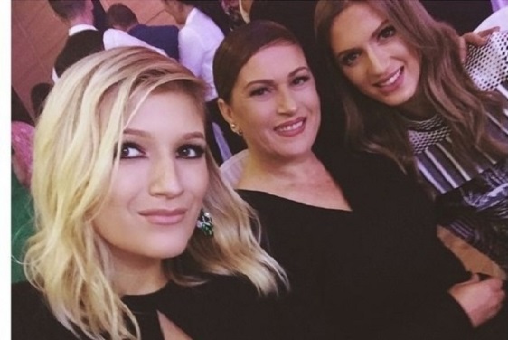 Mes Sarës dhe Vjollca Hoxhës, Lori zgjedh cila është mami më e mirë