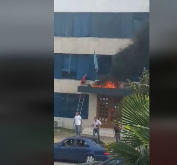 VIDEO/ Përfshihet nga flakët hyrja e bashkisë së Kamzës