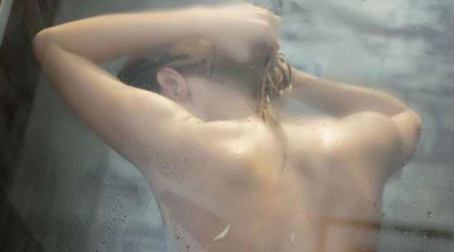 I lë celularin vajzës 2-vjeçare, ajo e fotografon nudo dhe ia dërgon fotot shumë të njohurve