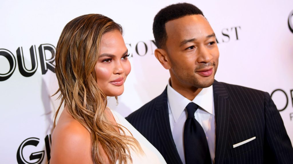 Humbi fëmijën pak ditë më parë, John Legend i dedikon një këngë Chrissy Teigen