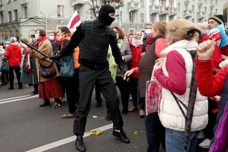 Protestat kundër regjimit në Bjellorusi, Policia autorizohet të qëllojë me armë turmën