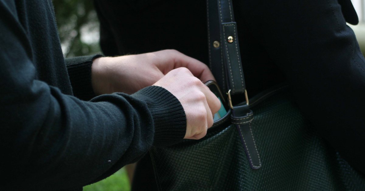 I vjedhin celularin një personi në rrugë, pranga dy të rinjve në Durrës