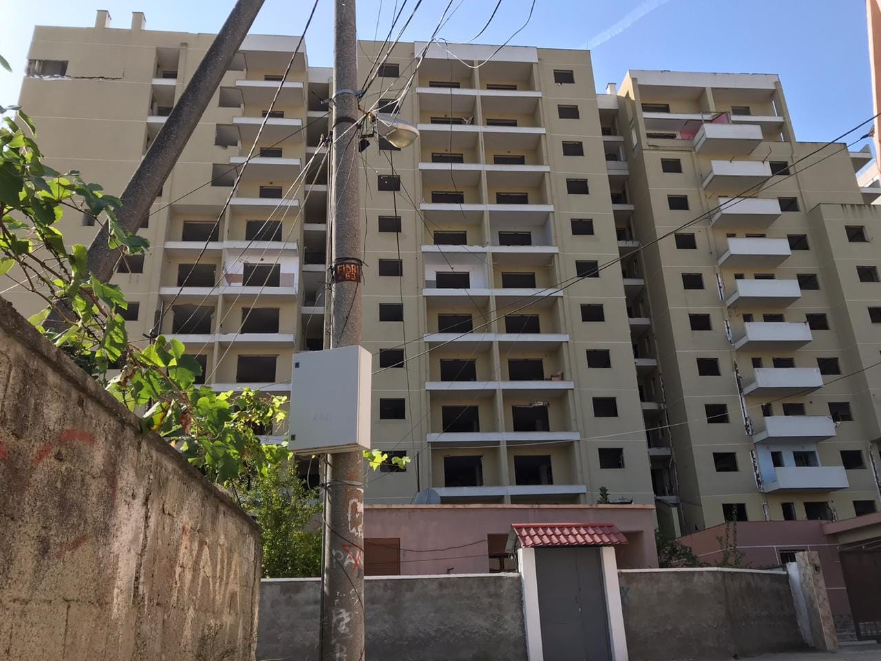 Sot shembet plotësisht me 130 kg eksploziv pallati i Kastratit në Durrës