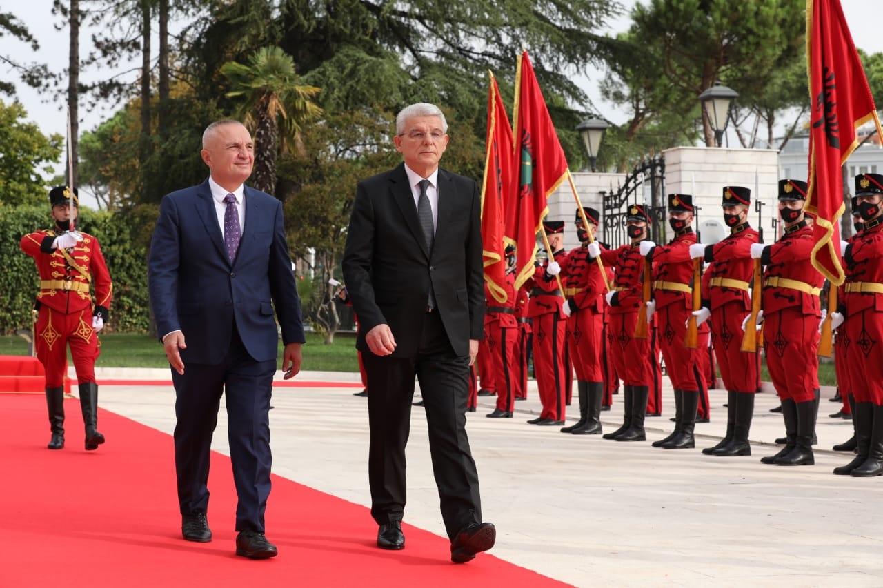 Meta: Rajoni ka një armik, shpopullimin. Situata në Shqipëri kritike për shkak të qeverisjes së mbrapshtë